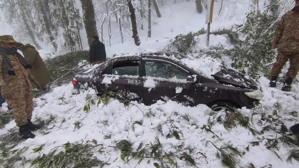 Mueren 21 personas atrapadas en sus autos tras tormenta de nieve en Pakistán